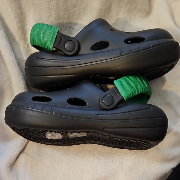 yvo Women's Black & Green Straps Clogs Cushioned Size 6-7 - Picture 4 of 9